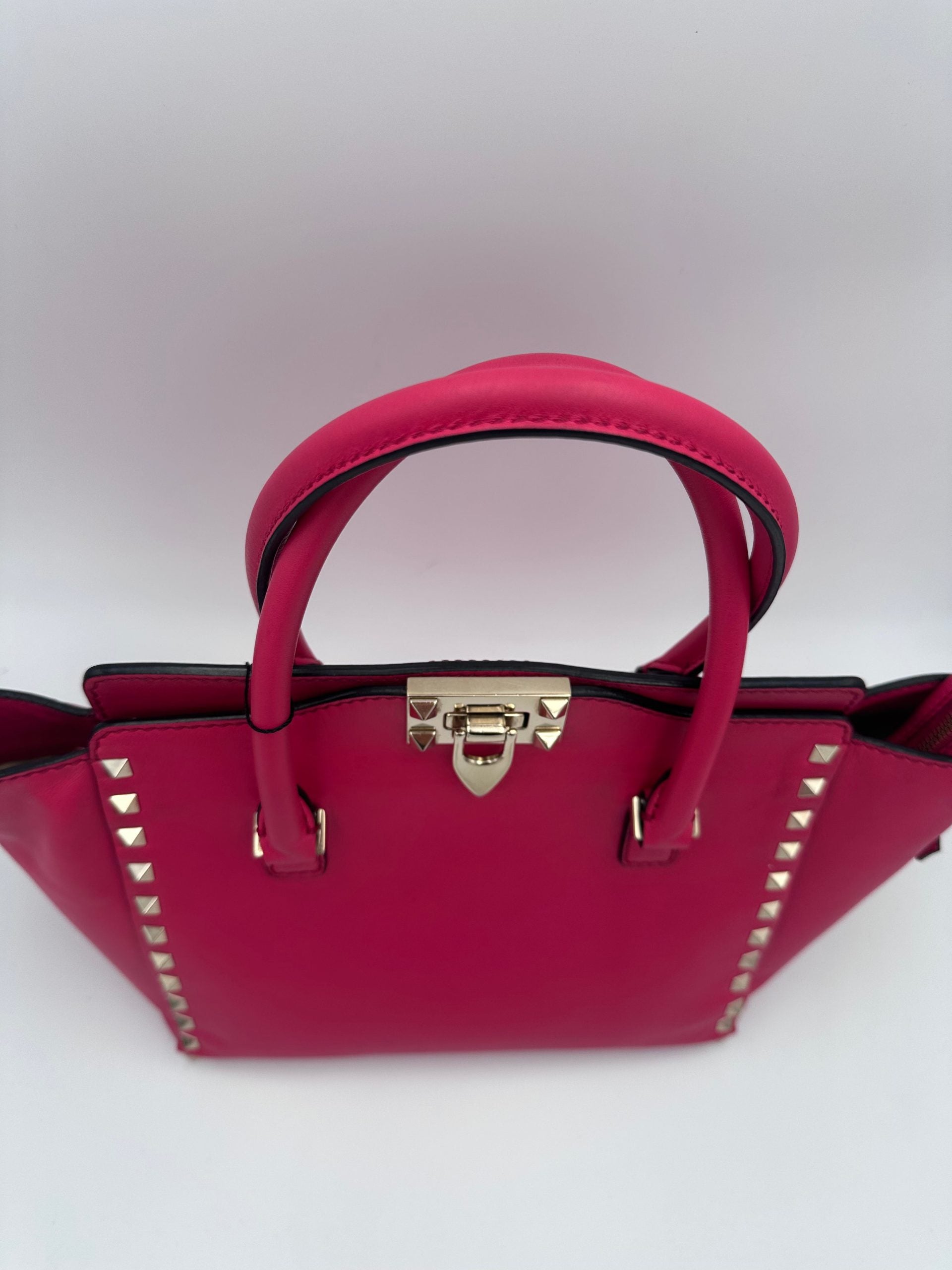 Valentino Garavani VALENTINO GARAVANI Rockstud Medium Pink Handbag Valentino Garavani