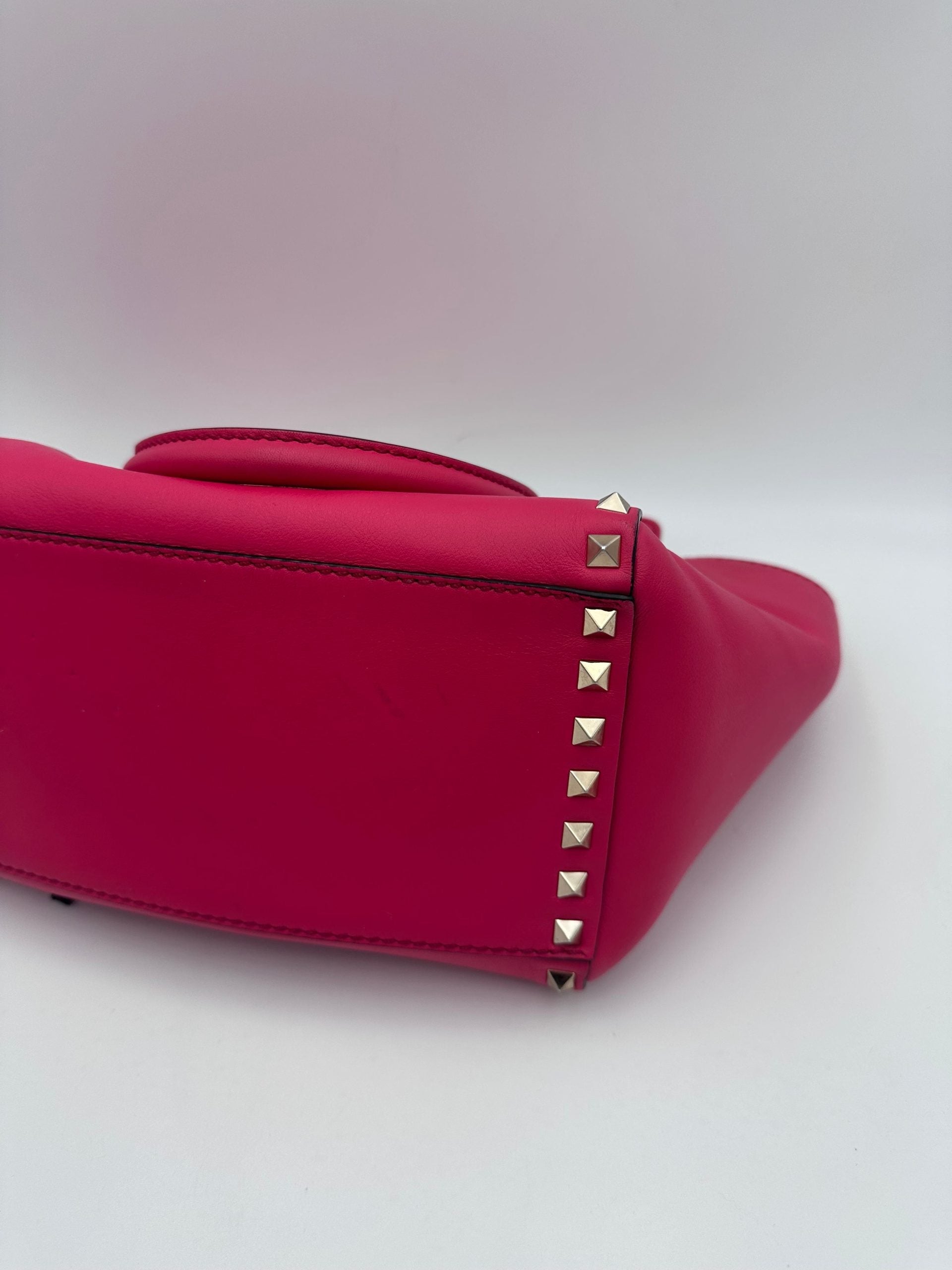 Valentino Garavani VALENTINO GARAVANI Rockstud Medium Pink Handbag Valentino Garavani