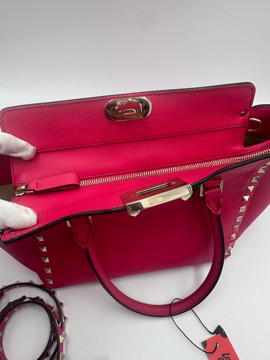 Valentino Garavani VALENTINO GARAVANI Rockstud Medium Pink Handbag Valentino Garavani