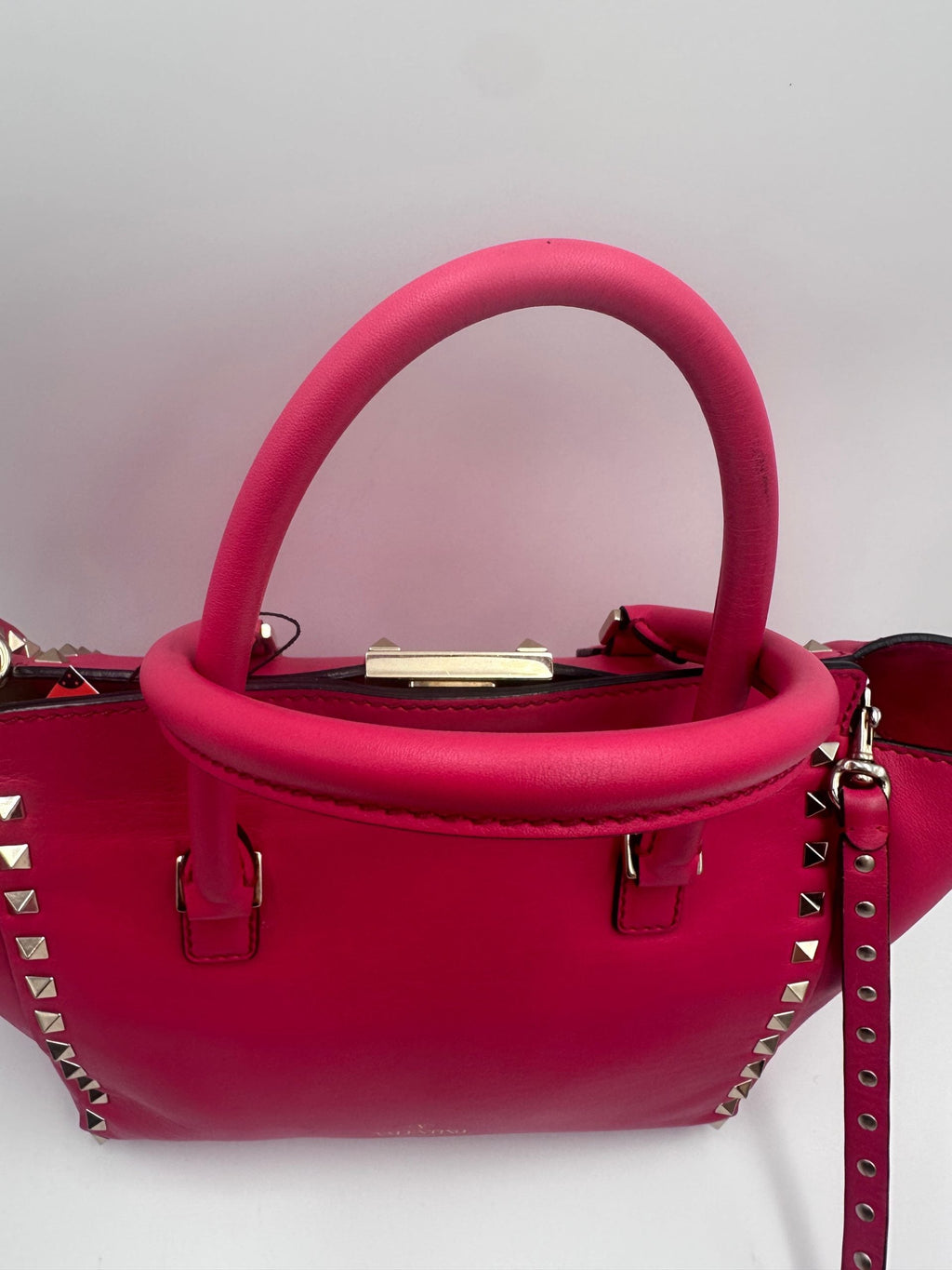 Valentino Garavani VALENTINO GARAVANI Rockstud Medium Pink Handbag Valentino Garavani
