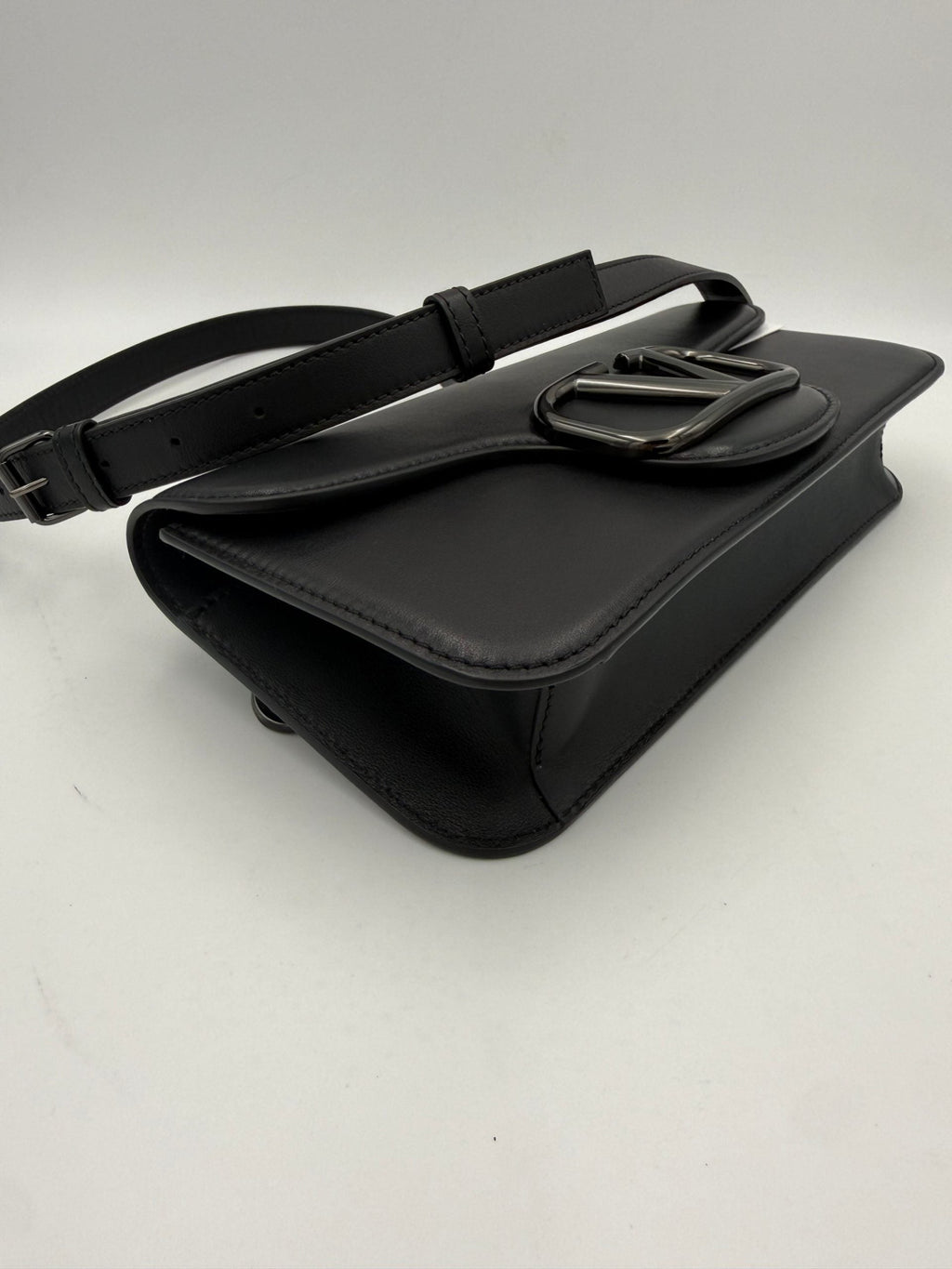 Valentino Garavani VALENTINO GARAVANI VLOGO Black Handbag Valentino Garavani